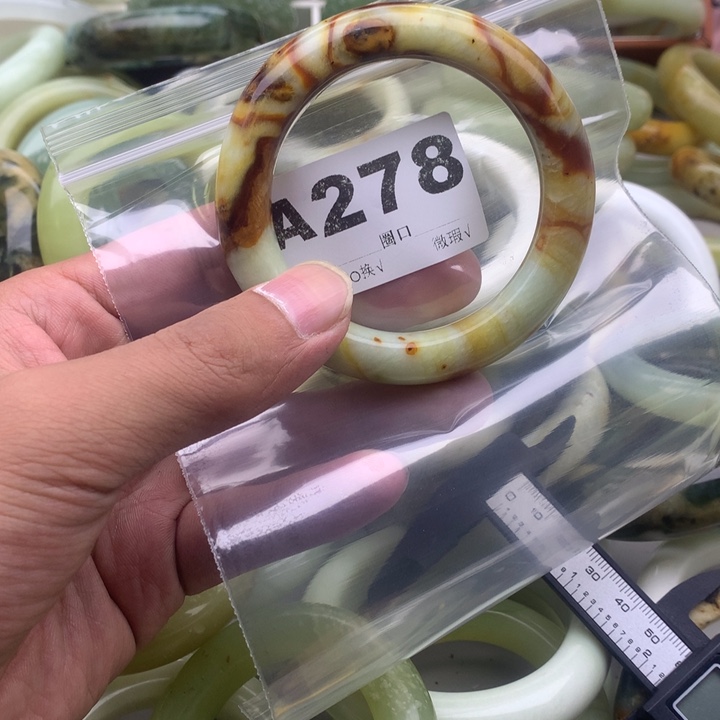 用***8未镶嵌蛇纹石玉手镯
