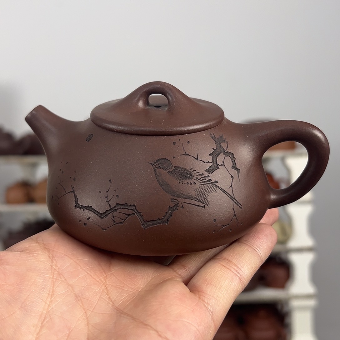 紫砂茶壶刻绘平盖石瓢