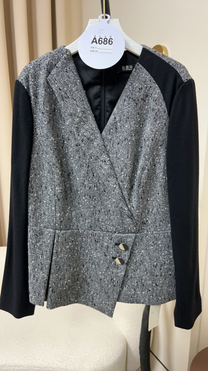 （686）众心服饰-非主图款女装-以主播展示介绍为主-无袖挂脖