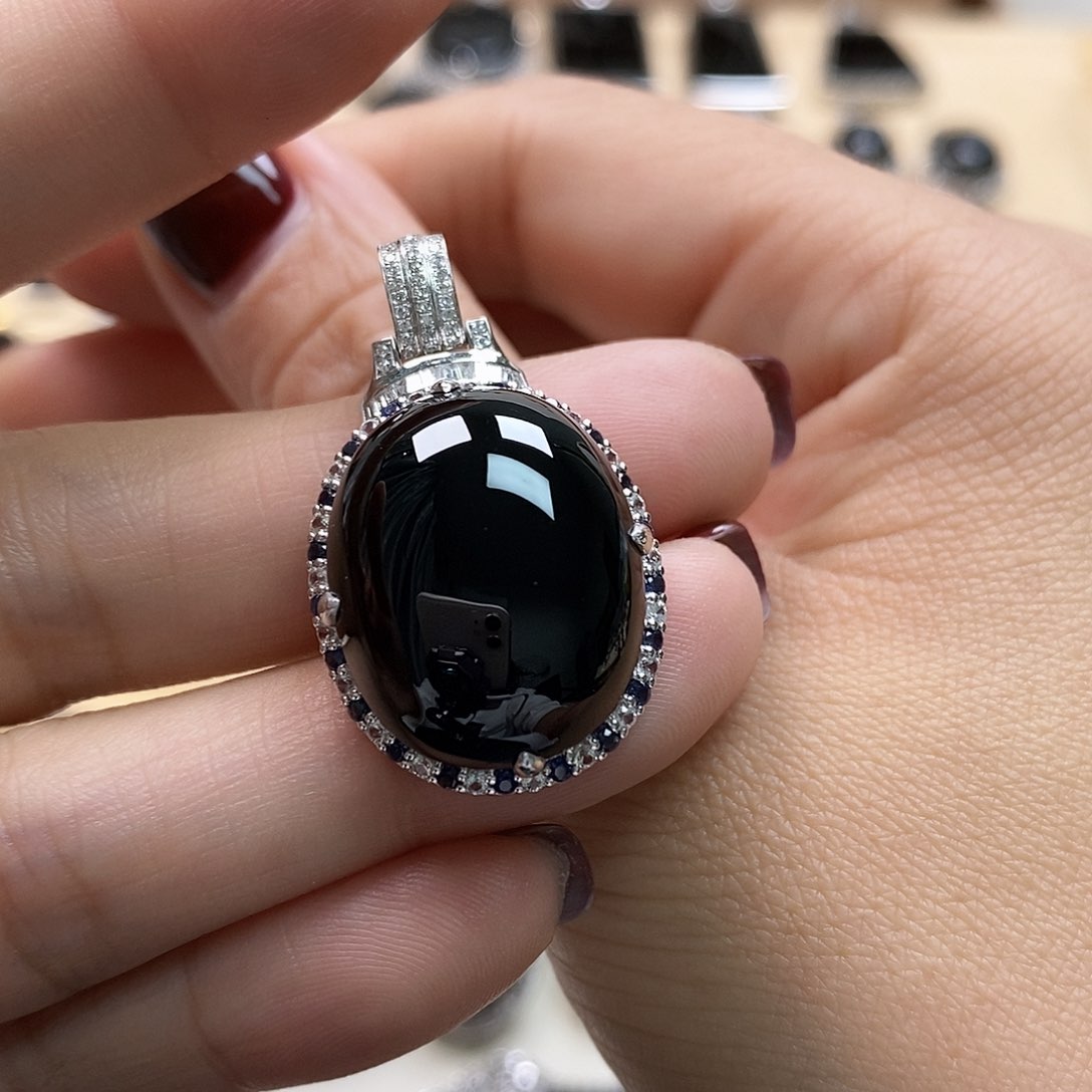 翡翠颈饰18K金镶嵌墨翠