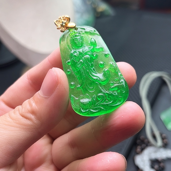 翡翠颈饰未镶嵌嗷嗷