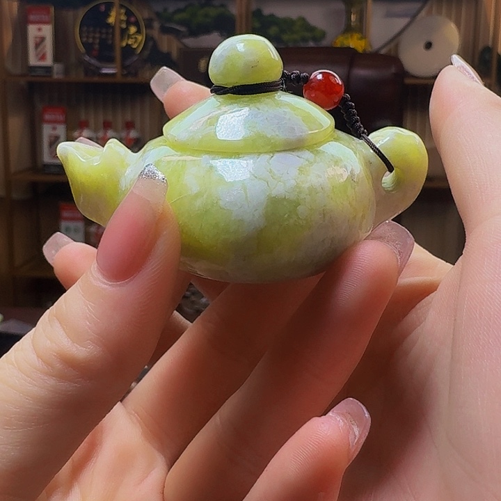 蛇纹石玉颈饰未镶嵌双**化