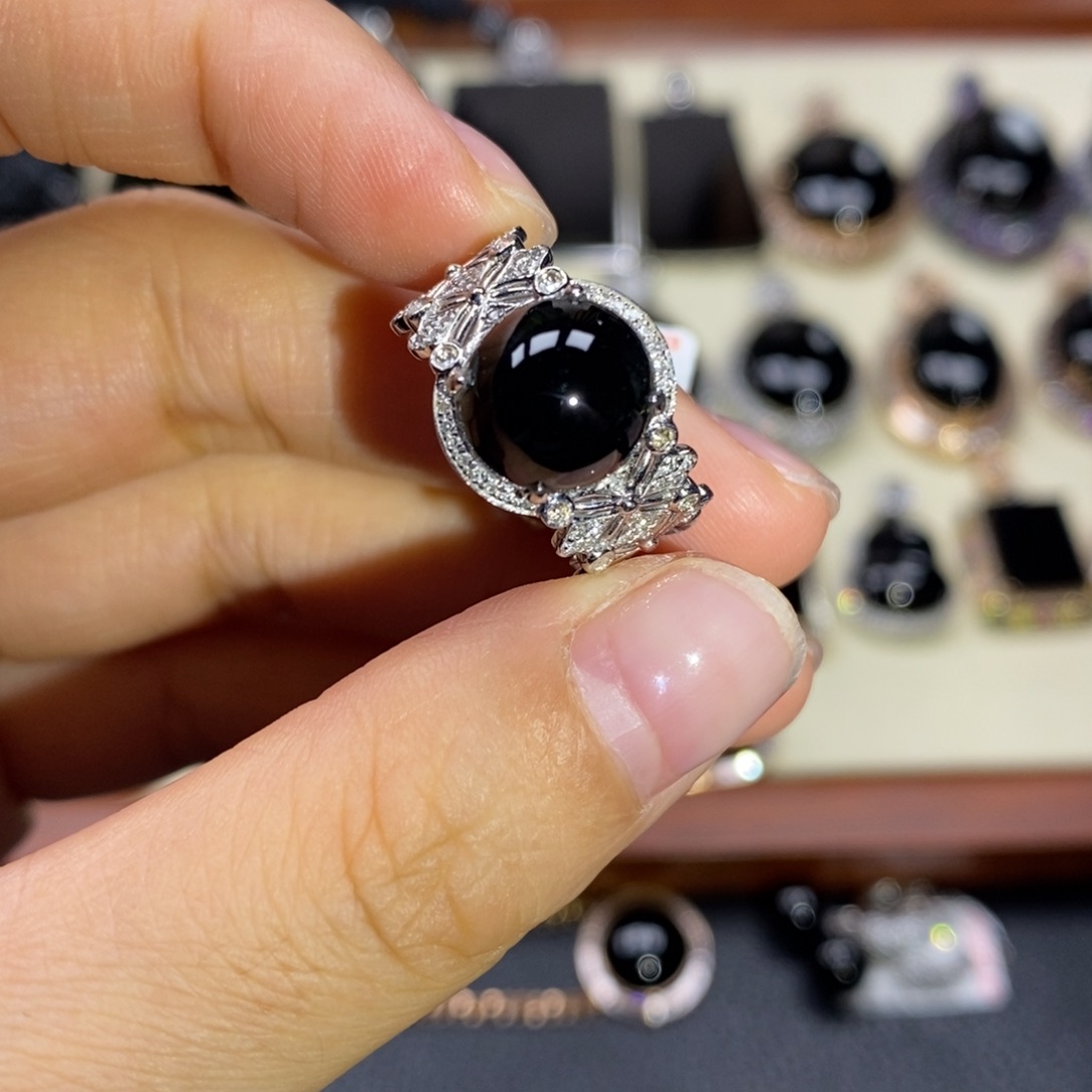 翡翠戒指18K金镶嵌蛋面