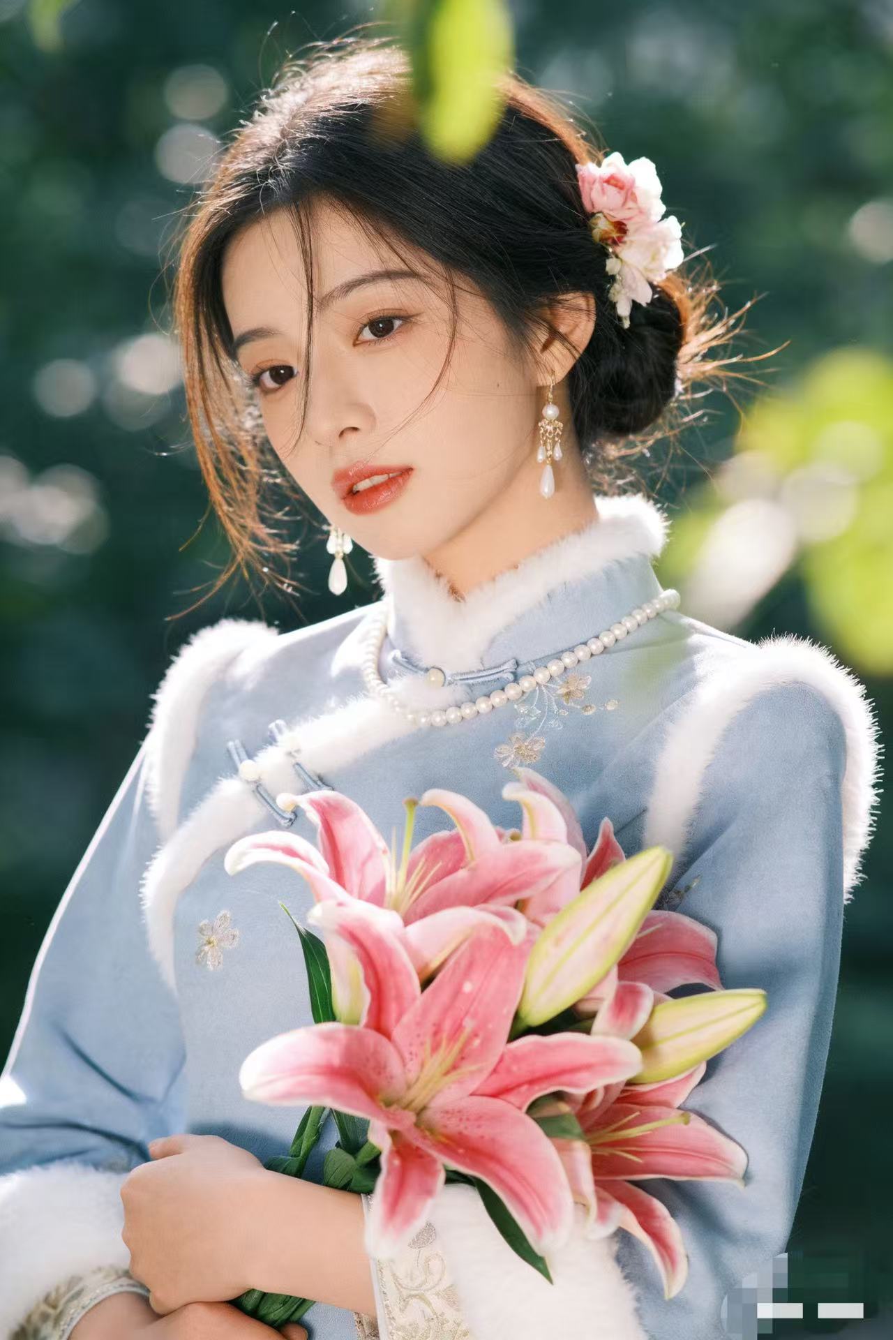 1450 蓝色 刺绣 小花 双袖 毛领 一字扣 旗袍【没有项链】