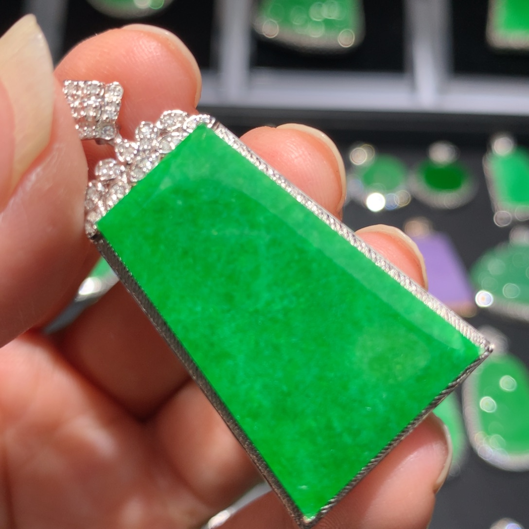 翡翠颈饰18K金镶嵌翡翠