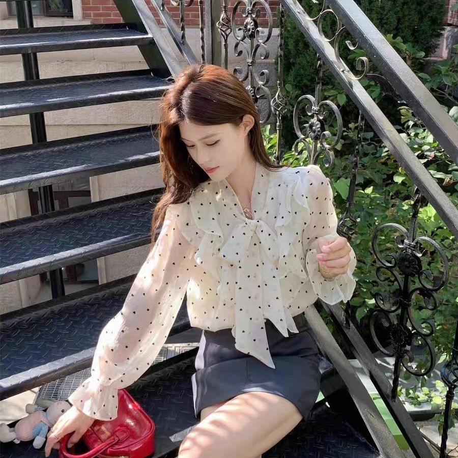 2025新款法式高级感荷叶边波点衬衫女秋季设计感绑带宽松别致上衣