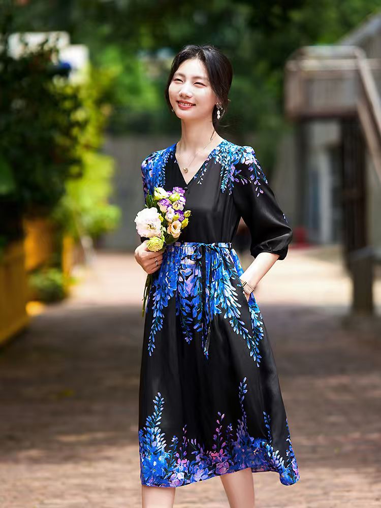 《美妈私服》黑色定位花紫藤花系带真丝连衣裙75027