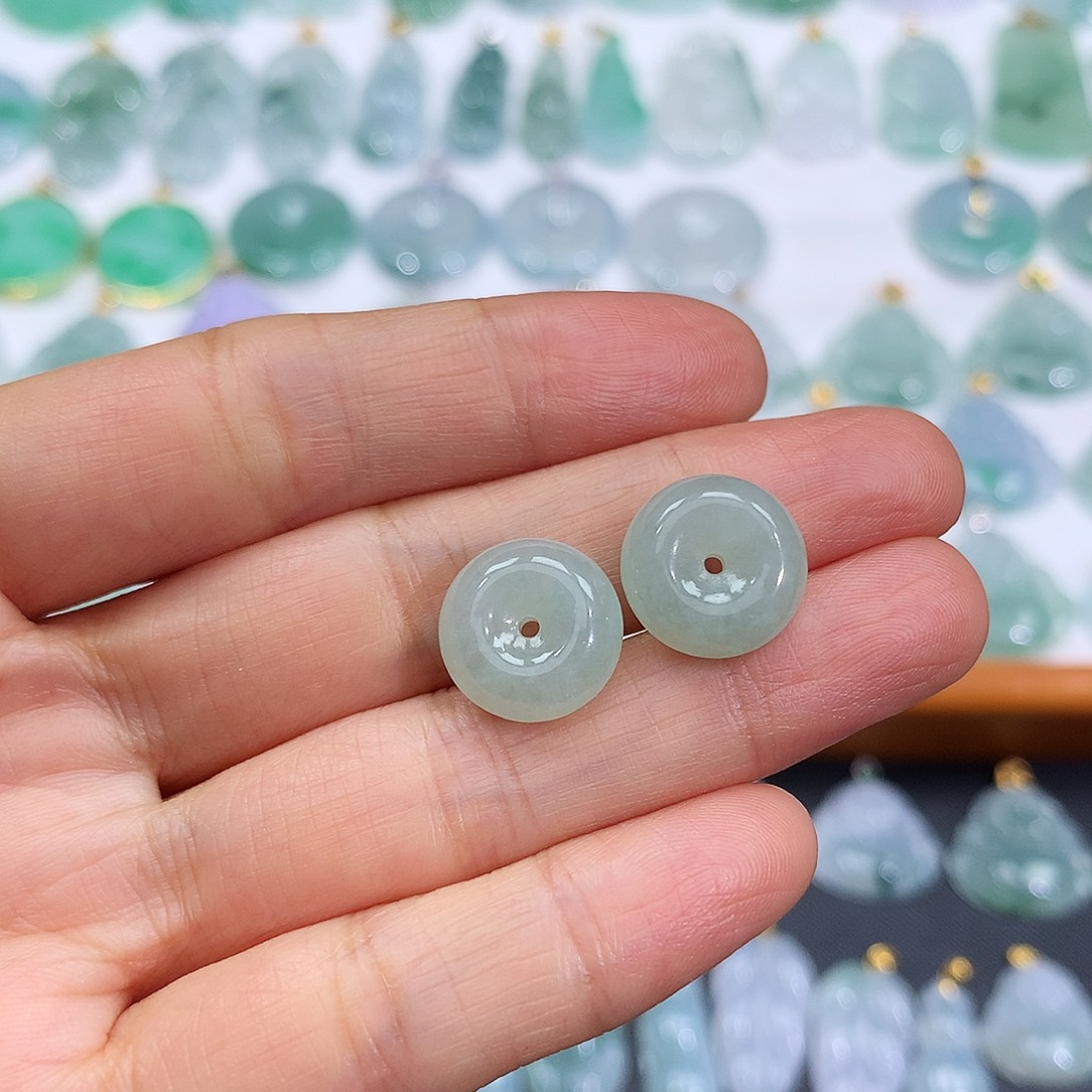 昕****翡翠未镶嵌颈饰翡翠吊坠