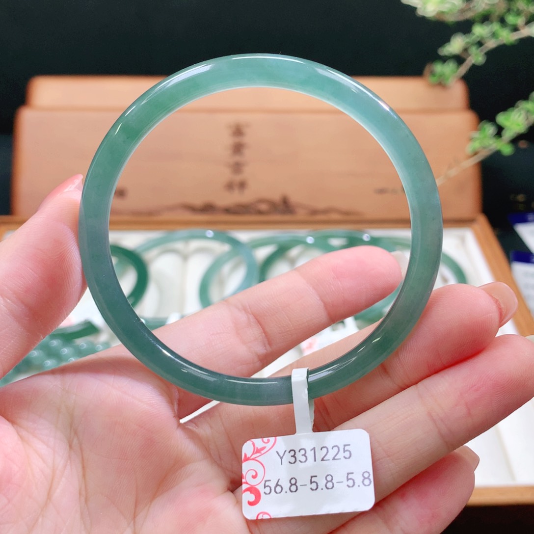 翡翠手镯未镶嵌天然