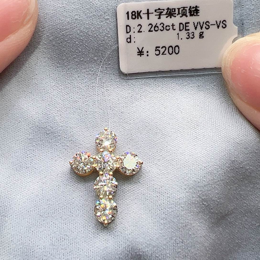 套链实验室培育钻石18K金镶嵌单颗37分，十字架K黄吊坠