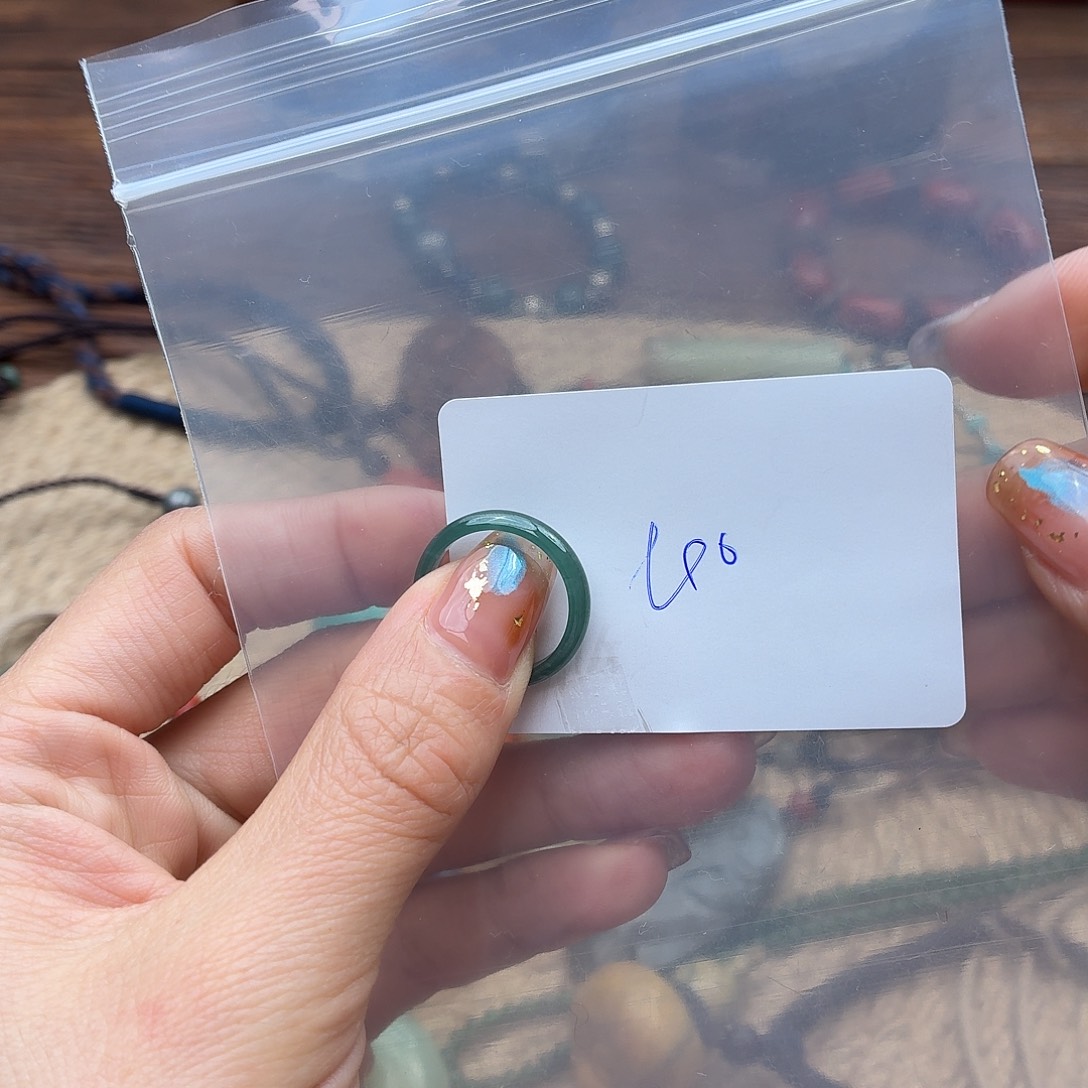 姐***乐和田玉未镶嵌颈饰