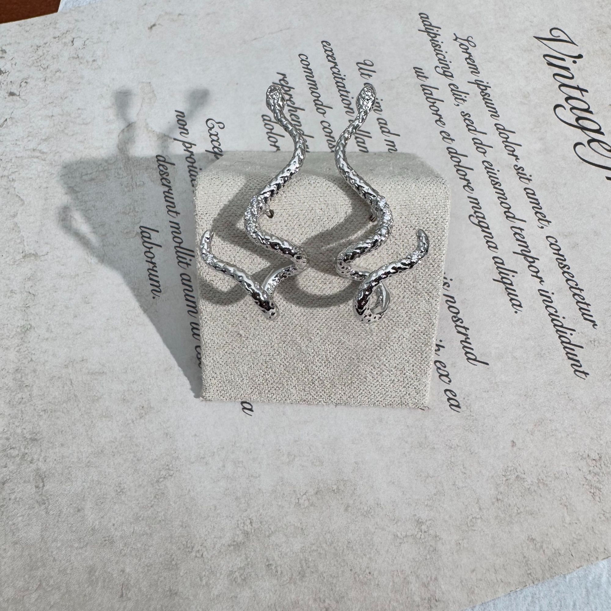 铜合金耳饰 蛇蛇锆石耳钉银色复古中古时尚