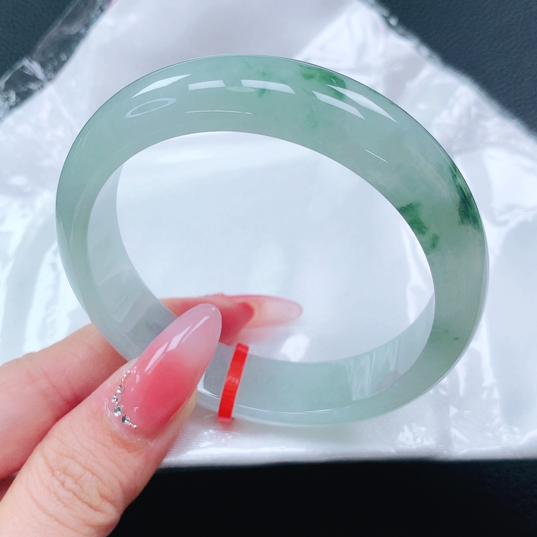 翡翠手镯未镶嵌55圈