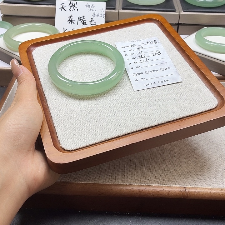 脆***鲨石英质玉未镶嵌手镯