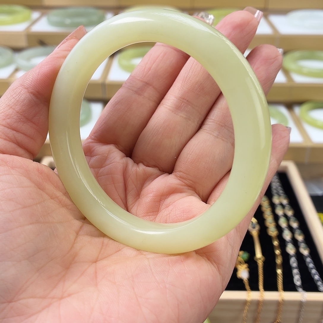 和田玉未镶嵌手镯