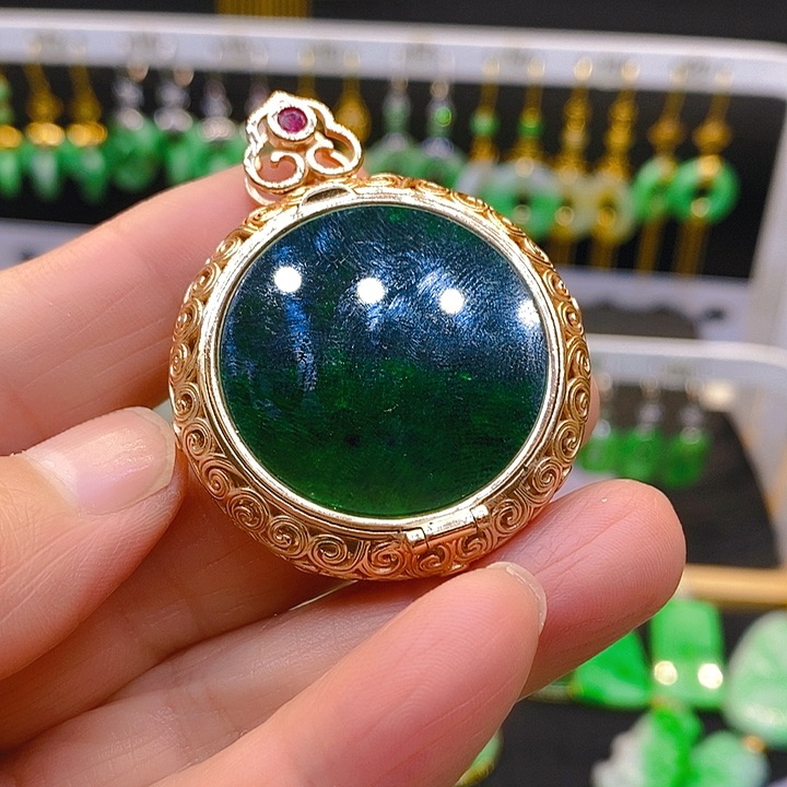 翡翠吊坠(赠链)18K金镶嵌吊坠