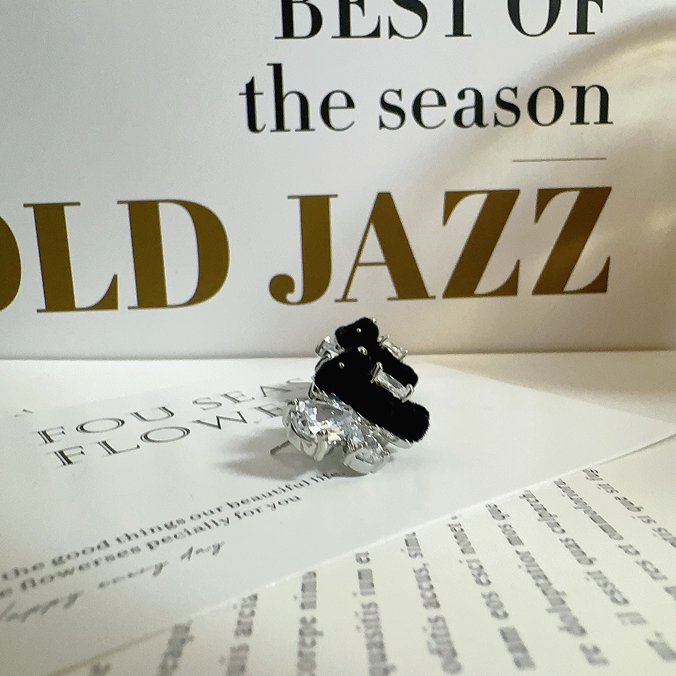 铜合金锆石耳饰 4619 黑色绒植翅膀小熊耳钉