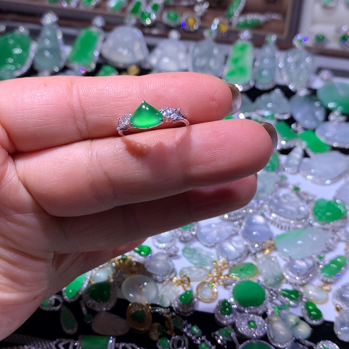 翡翠18K金镶嵌戒指