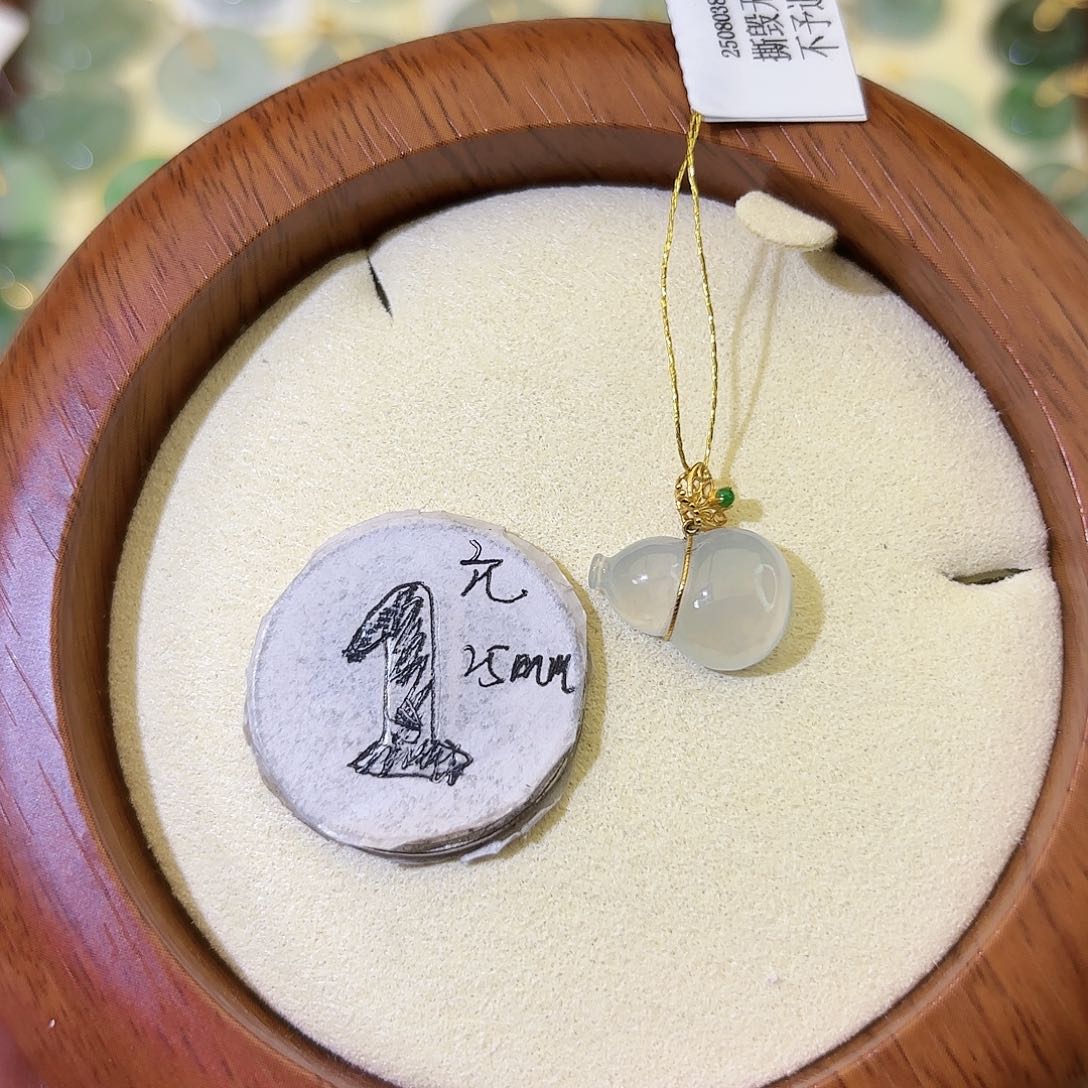 玫****翡翠18K金镶嵌颈饰葫芦