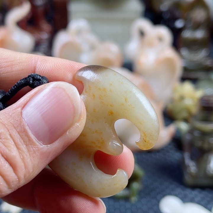 和田玉颈饰未镶嵌心**方