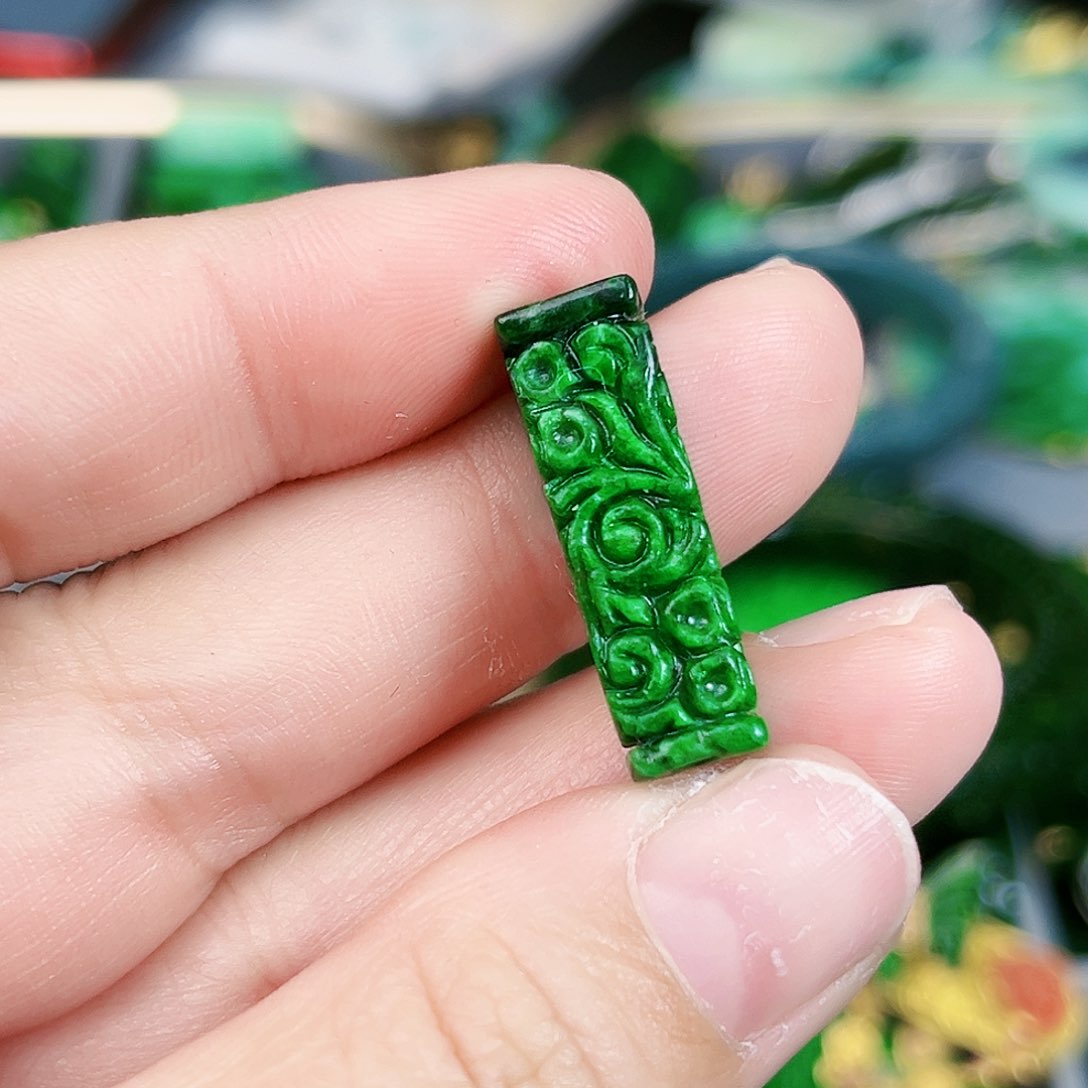 翡翠颈饰未镶嵌吊坠