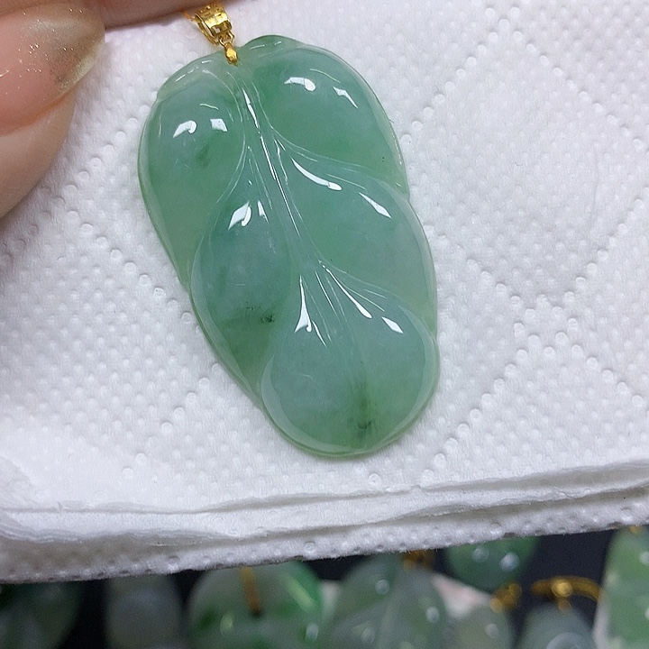 翡翠18K金镶嵌颈饰挂件
