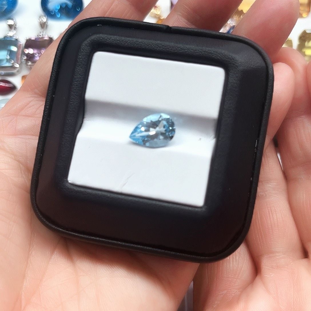 托帕石裸石未镶嵌8×10毫米全净水滴形幸运托帕石