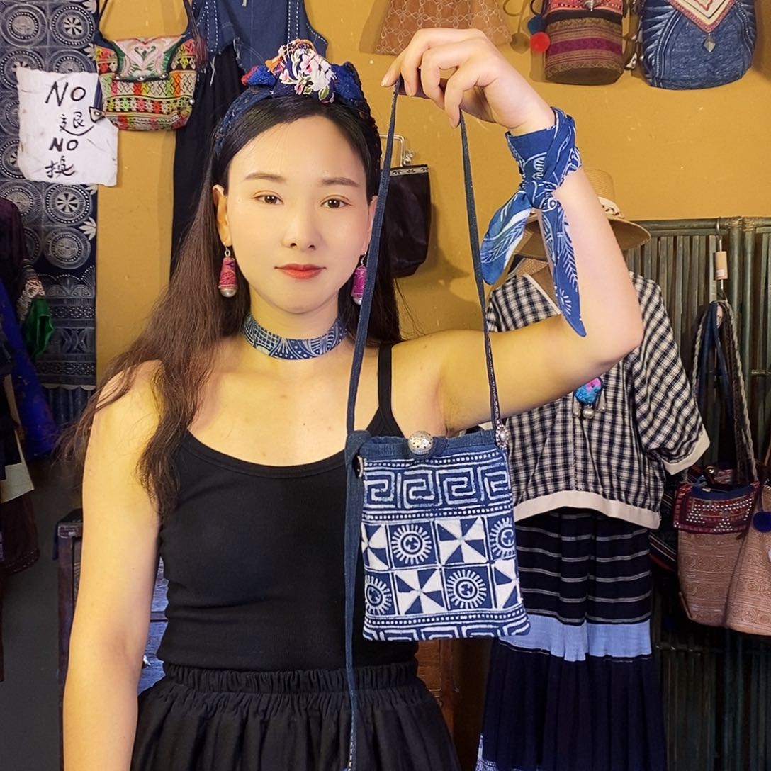 织绣手工蜡染包包