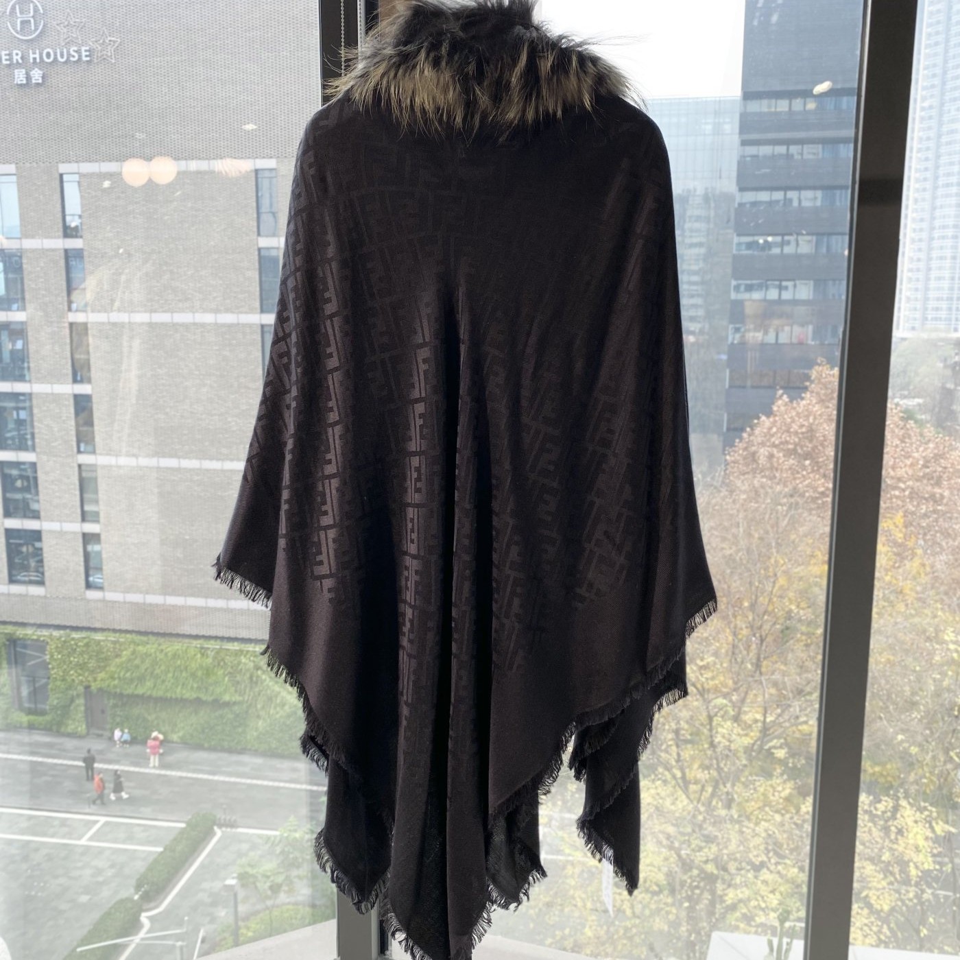 95新 FENDI/芬迪 pp1537 桑蚕丝/羊毛 暗纹皮草披肩 轻微勾丝