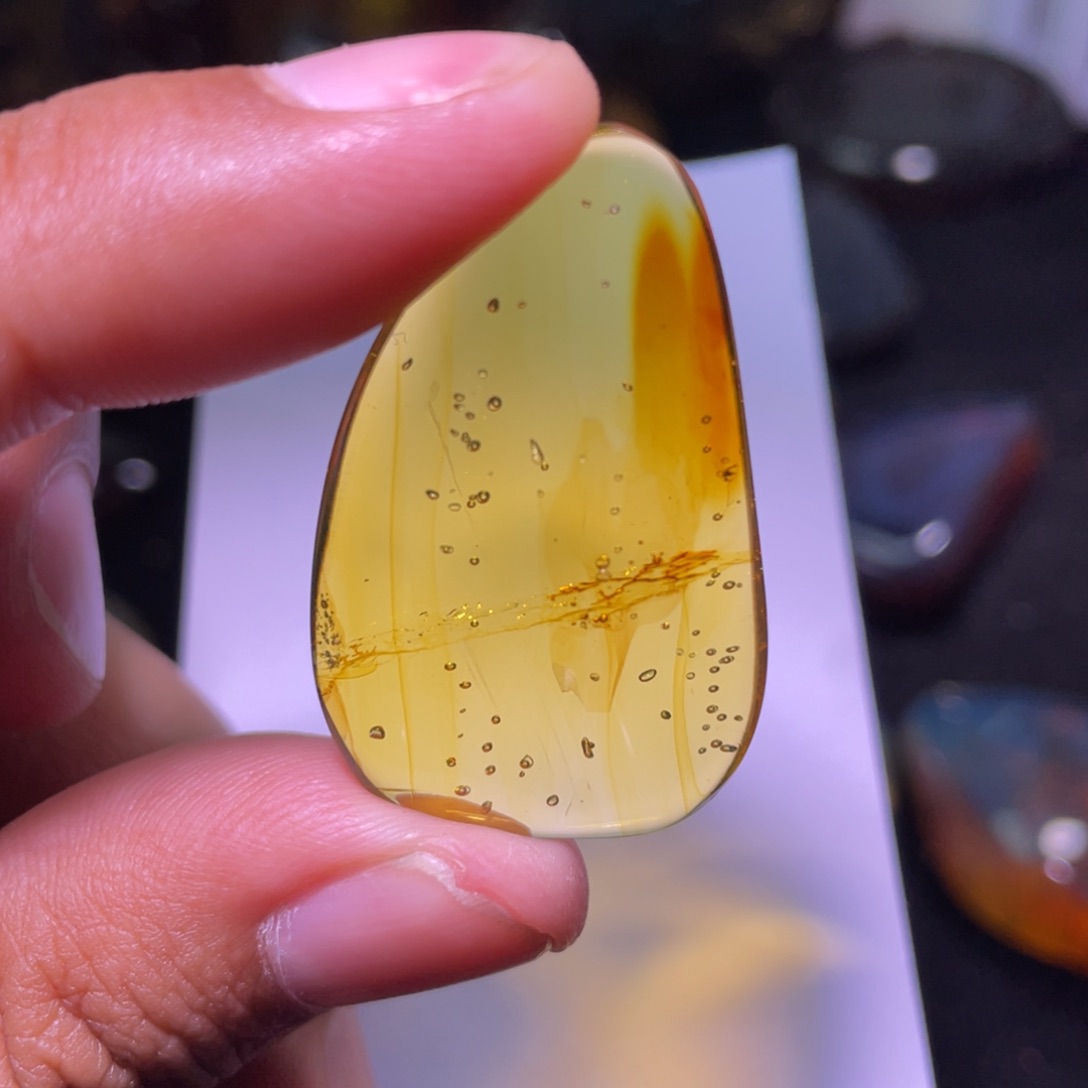 未镶嵌琥珀裸石，