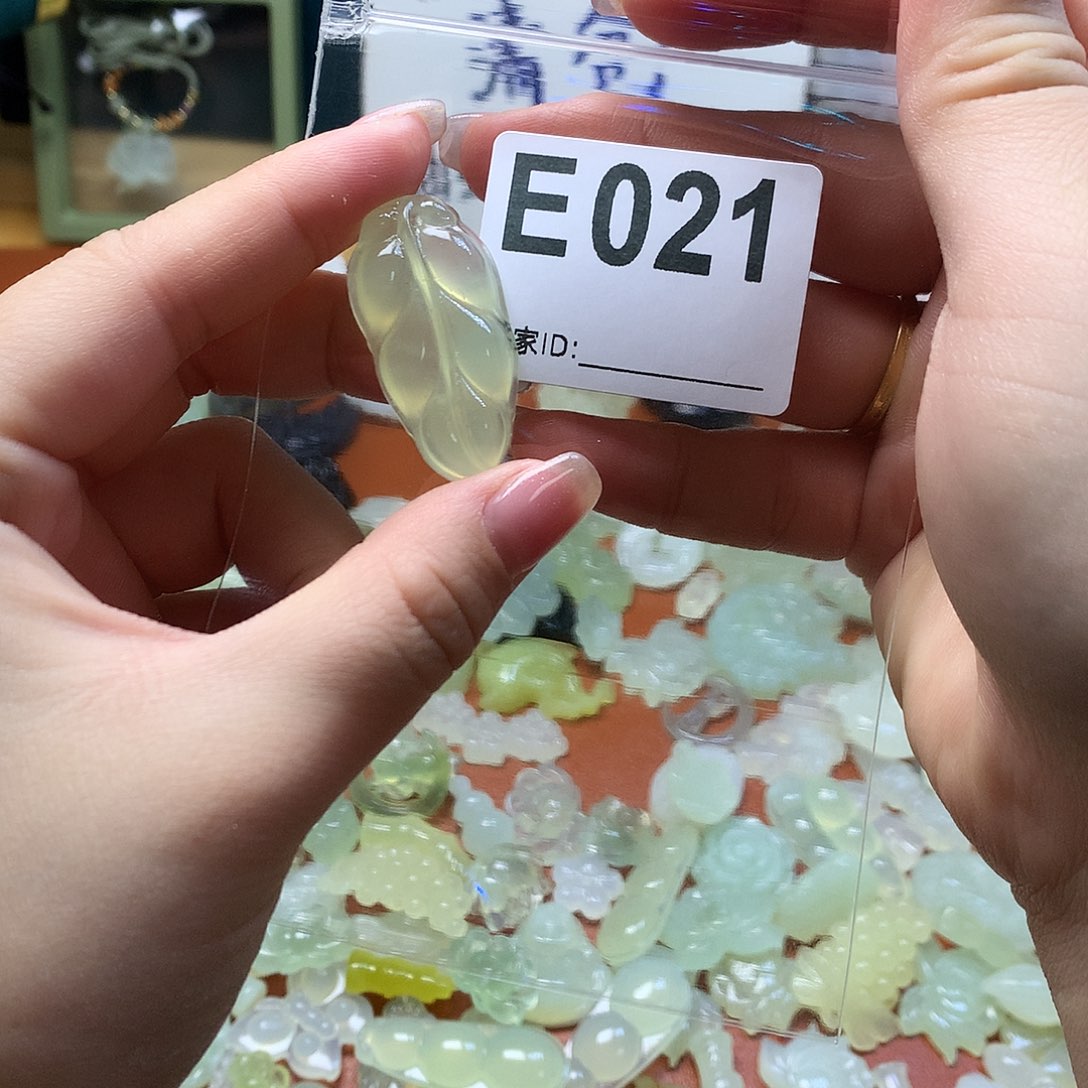 蛇纹石玉颈饰合金