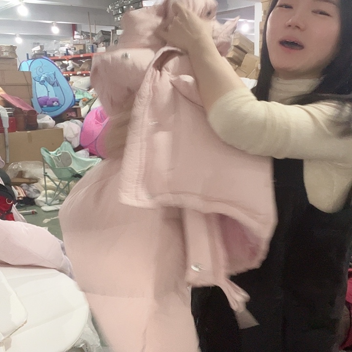 粉色外套。  无拉链