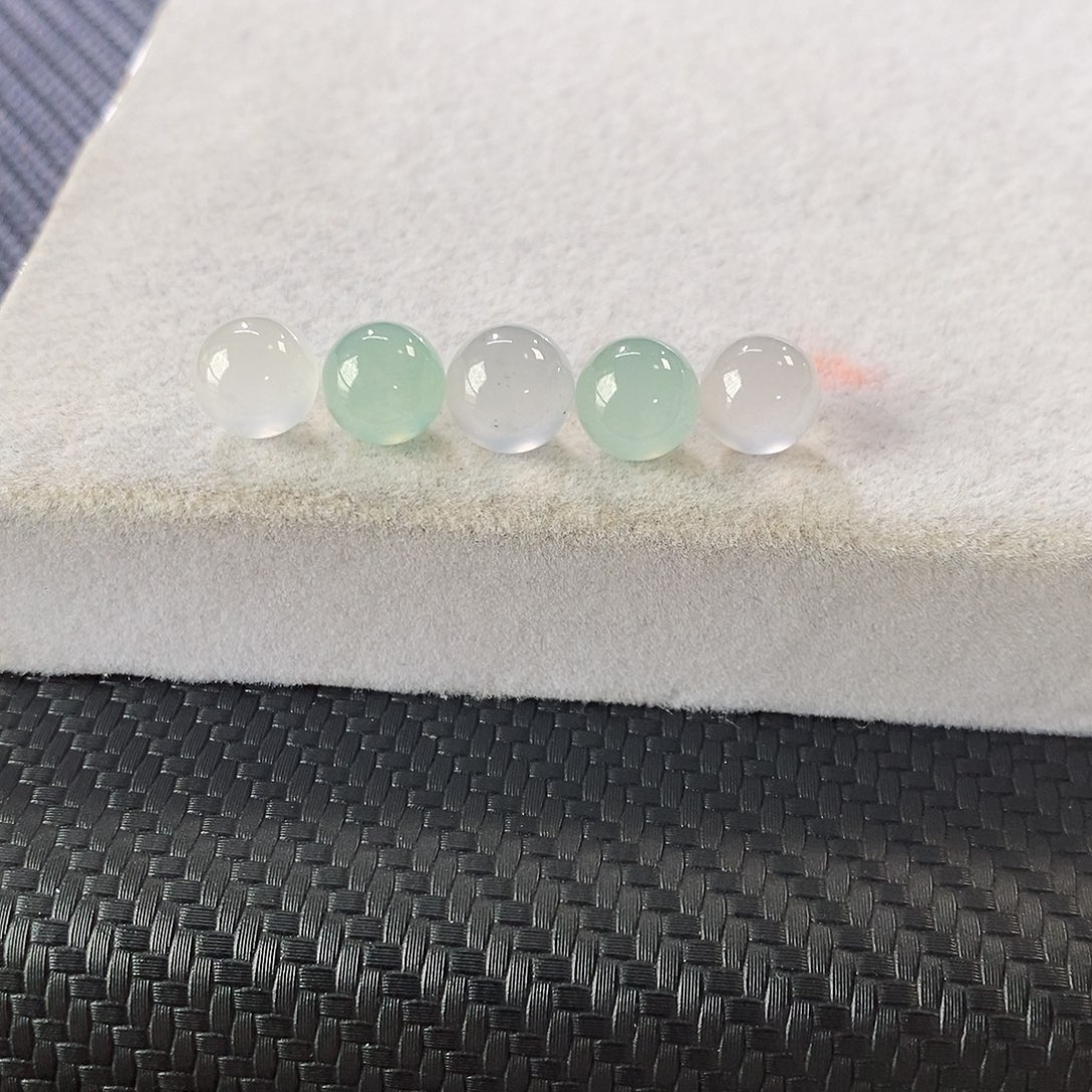 翡翠未镶嵌挂件一手珠珠