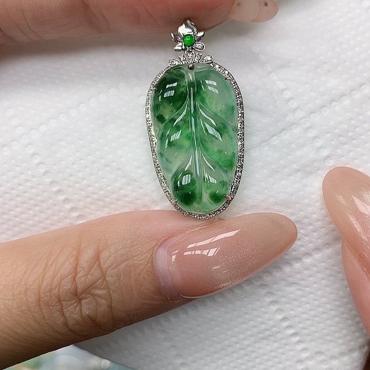 颈饰18K金镶嵌翡翠