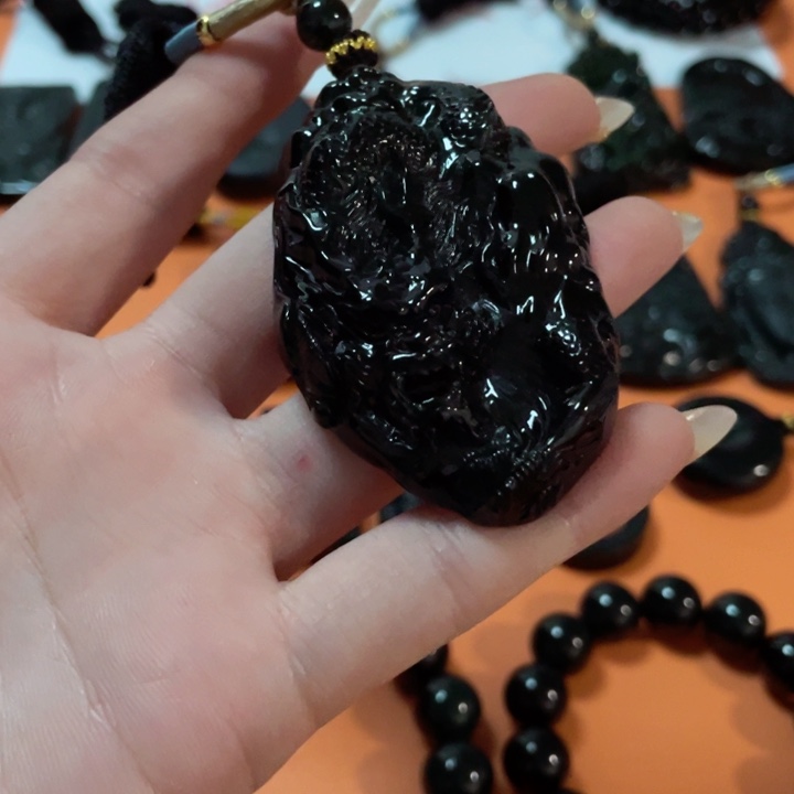 翡翠颈饰未镶嵌?****?翡翠吊坠