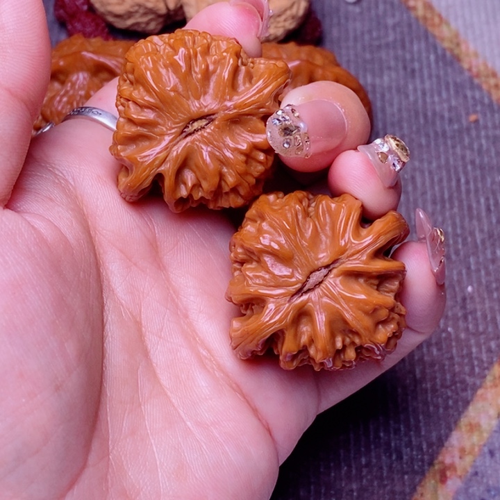 吊坠桃核白狮子。。