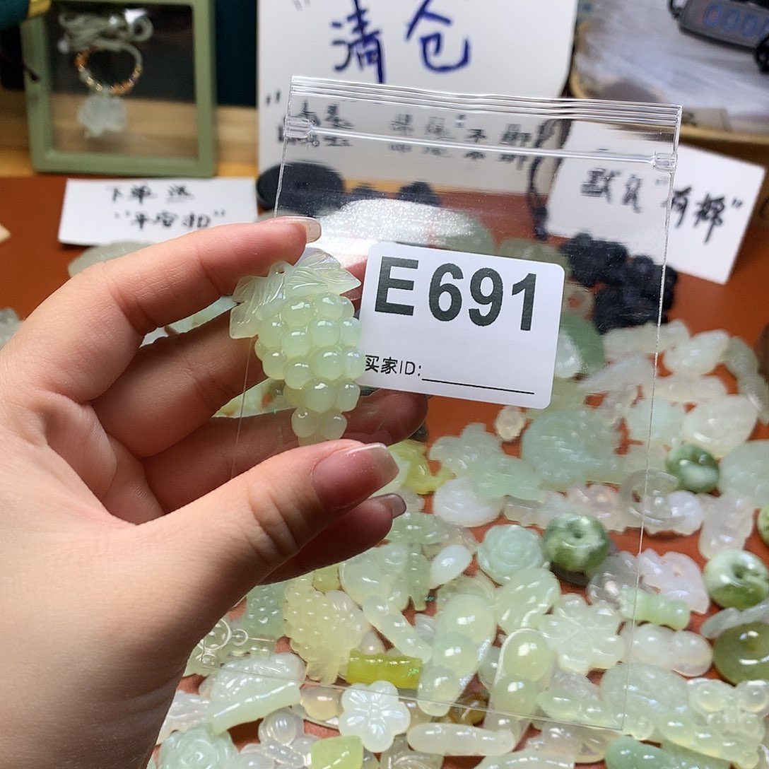 蛇纹石玉颈饰合金