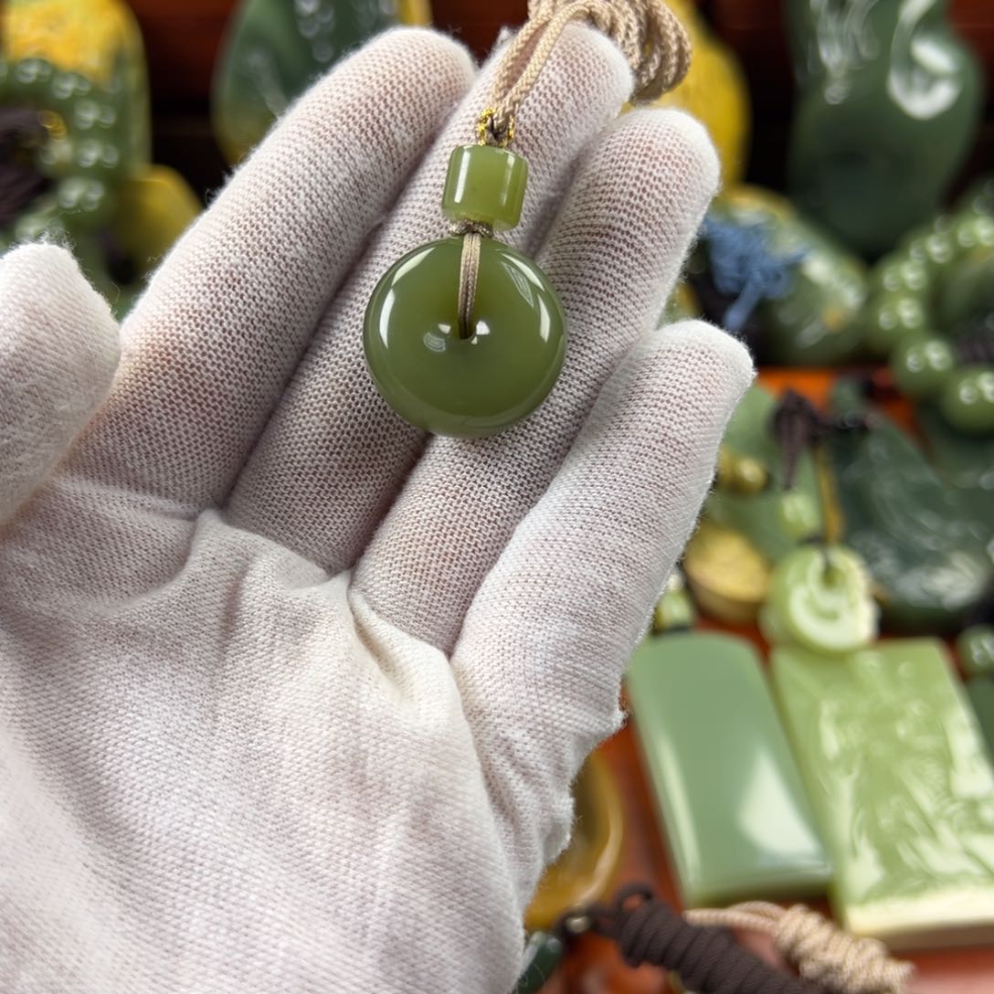 岫岩老玉（透闪石质玉）未镶嵌颈饰走****逼