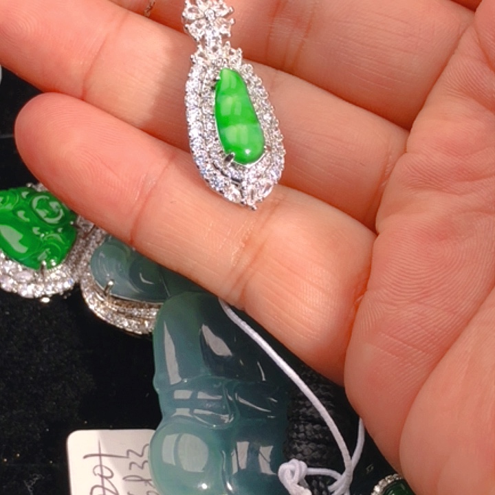 翡翠颈饰未镶嵌3，