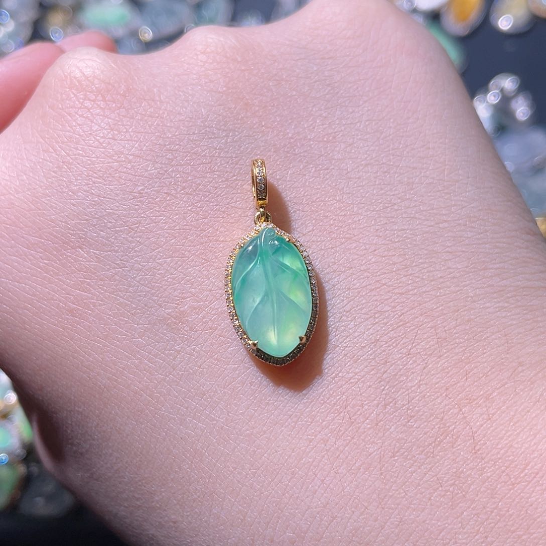 翡翠颈饰18K金镶嵌糖***吖吊坠