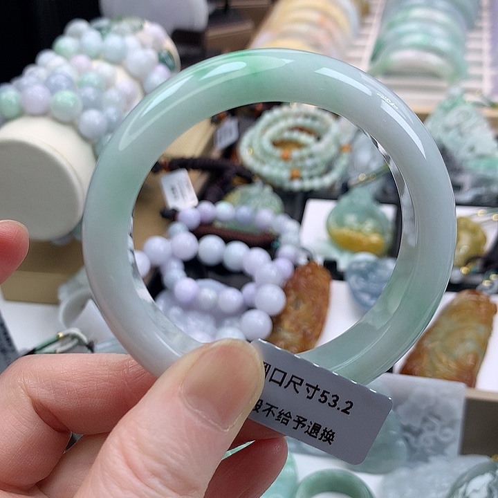 翡翠手镯未镶嵌吊坠