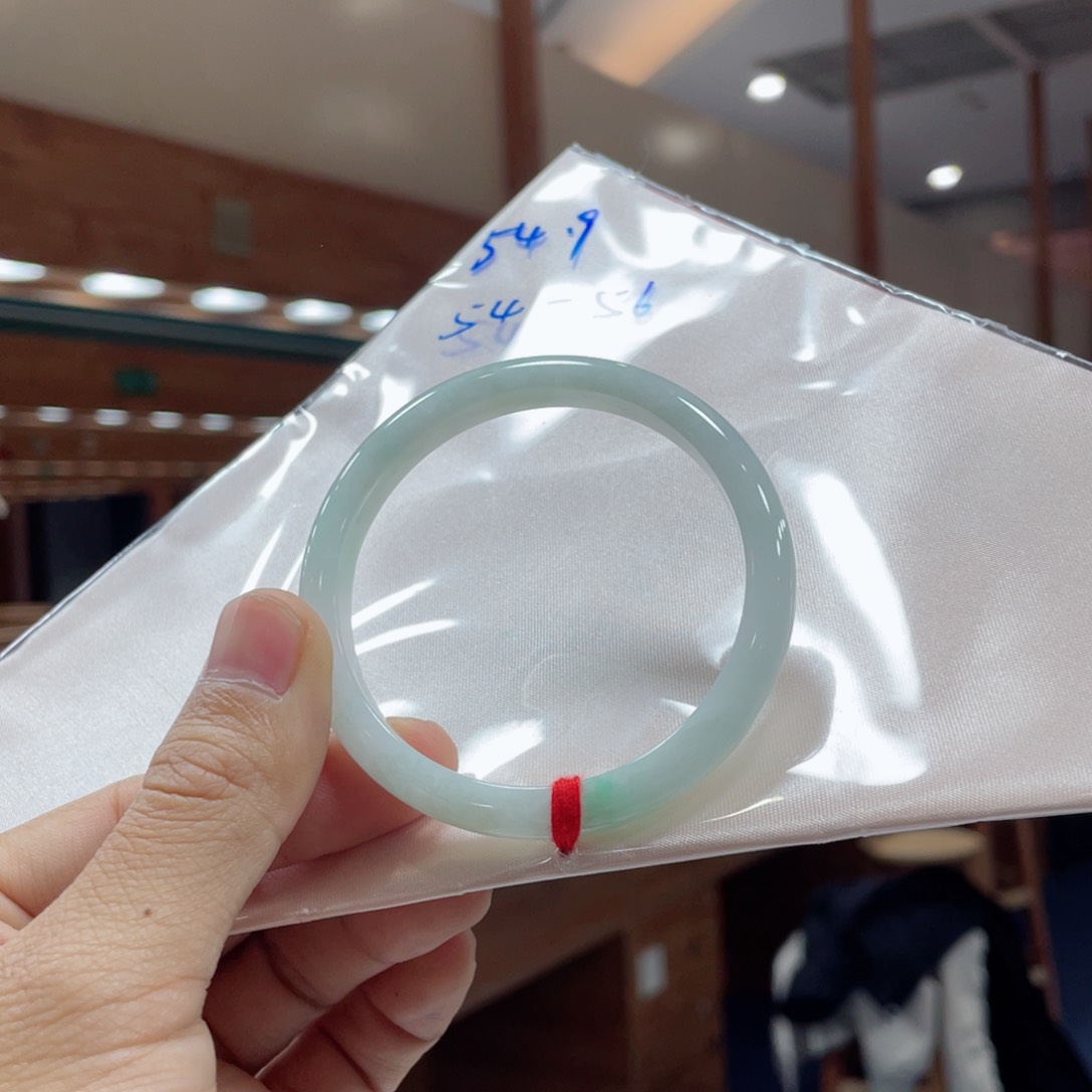 翡翠手镯未镶嵌倾**笑买断