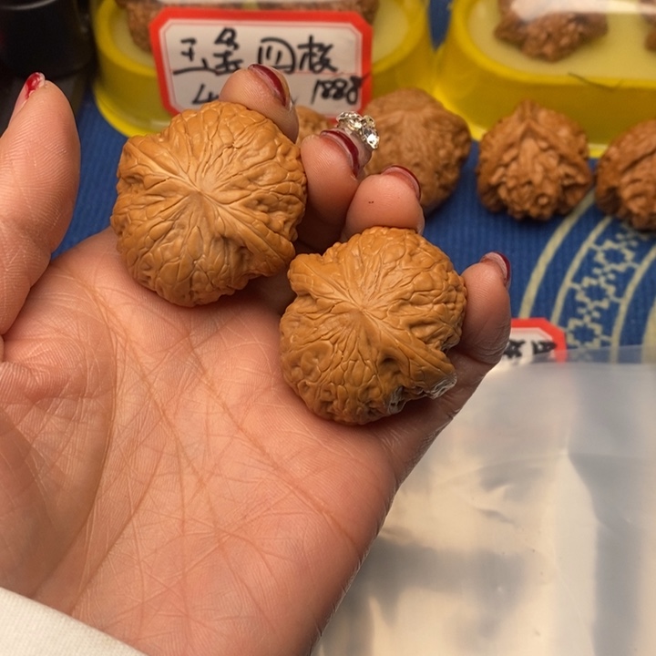 依***仑吊坠桃核铁锤核桃