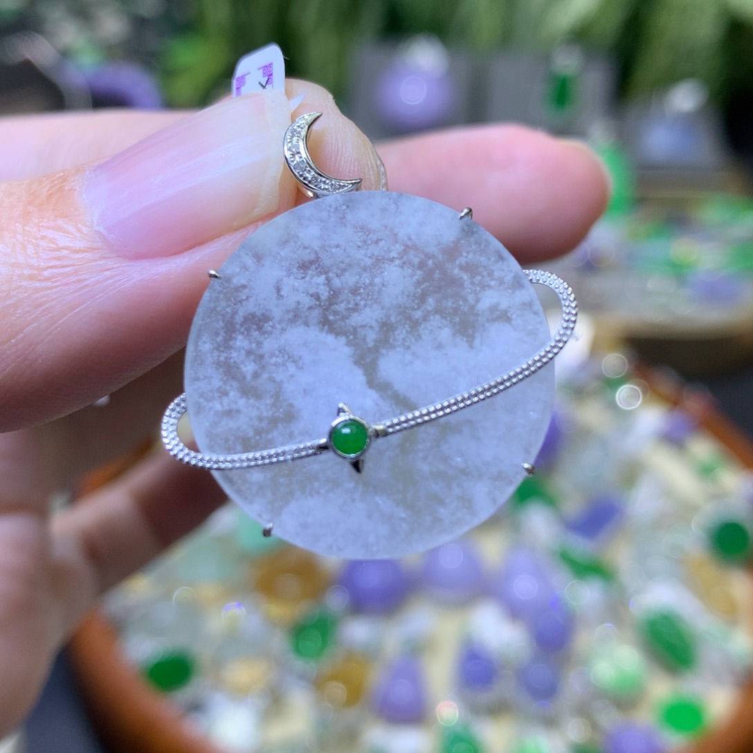 颈饰18K金镶嵌翡翠