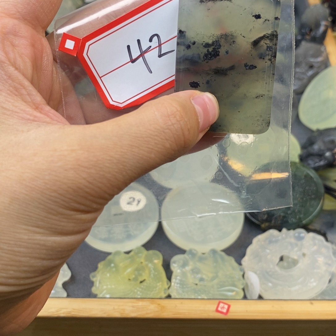 蛇纹石玉颈饰未镶嵌辻**?42