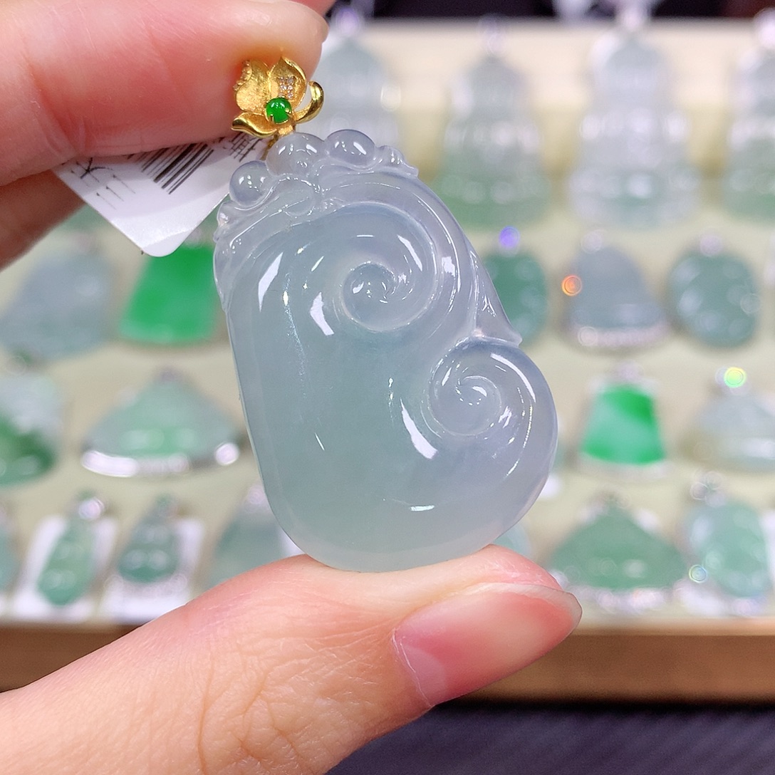 翡翠18K金镶嵌颈饰如意