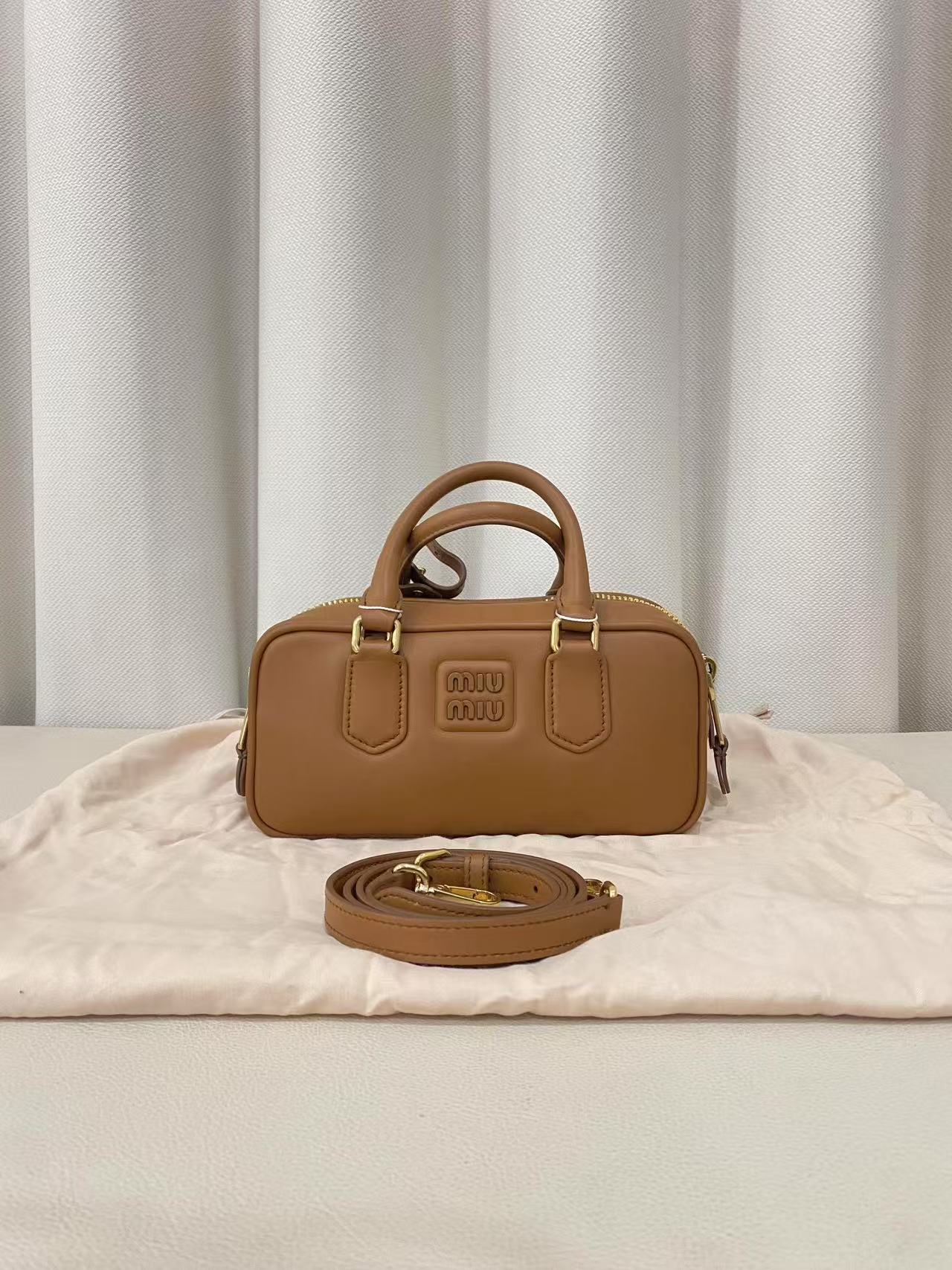 99新 MIU MIU/缪缪 miumiu保龄球小号光面焦糖色 /优品