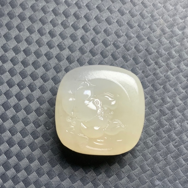 和田玉藕粉带烟紫荷花四方牌吊坠