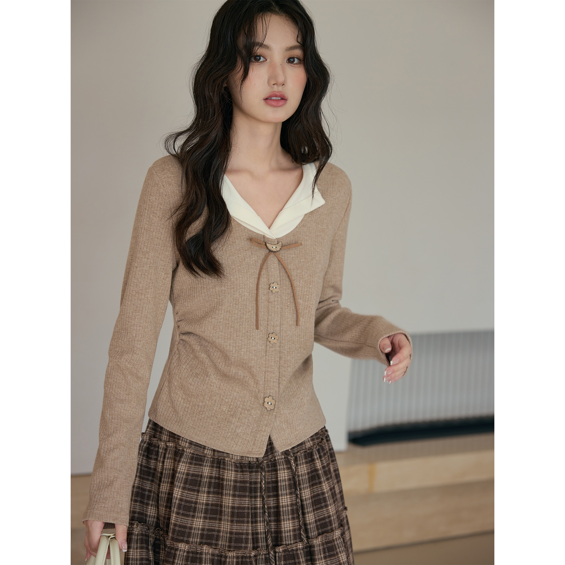 爱蔷薇大码假两件长袖针织衫女2025新款秋季卡其色打底衫GT78990