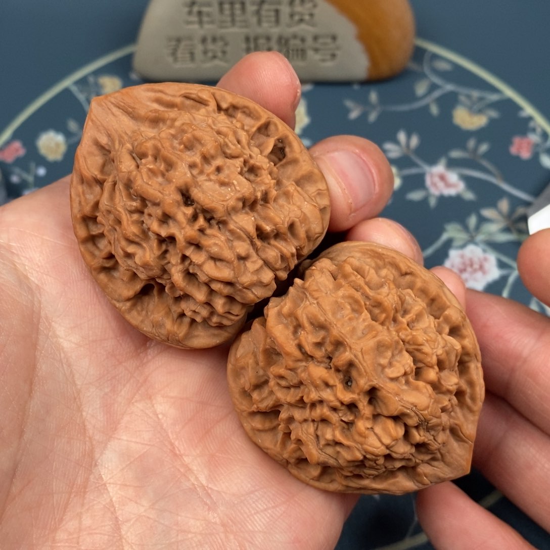 文玩核桃吊坠44麒麟纹官帽，精配，48克，0303